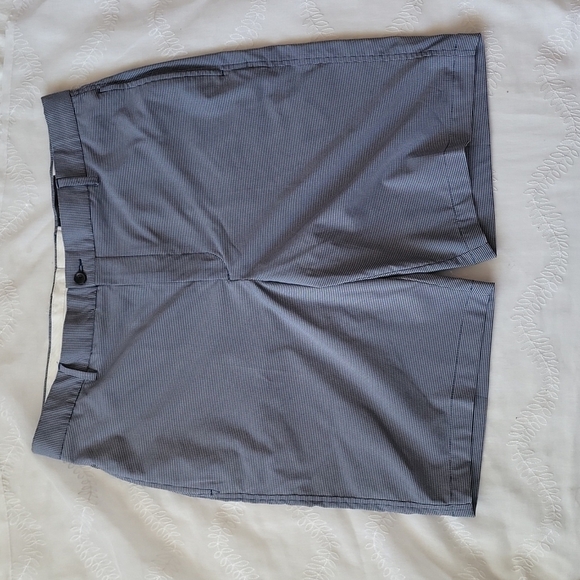 Greg Norman Classic Shorts Size 36 Blue and White - Picture 1 of 7